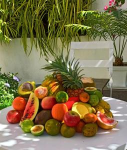 una pila de fruta sentada sobre una mesa en BEL HORIZON Nosy Be, en Nosy Be