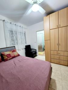 1 dormitorio con 1 cama y ventilador de techo en אצל אתי, en Safed