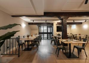 un restaurante con mesas y sillas en una habitación en El Amparo de Narcisa, 