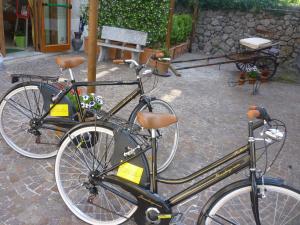 twee fietsen geparkeerd naast elkaar op een straat bij Nido Verde in Agerola