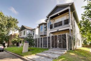 uma casa com a porta da frente aberta numa rua em Luxe Southwest Houston Home with Balconies and Patio! em Houston