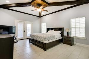 um quarto com uma cama e uma ventoinha de tecto em Luxe Southwest Houston Home with Balconies and Patio! em Houston