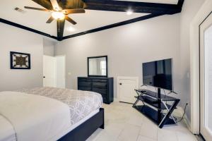 um quarto com uma cama e uma televisão de ecrã plano em Luxe Southwest Houston Home with Balconies and Patio! em Houston