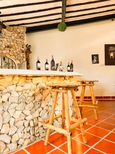 un bar con botellas de vino en una pared de piedra en Casa Gabriel Rivera, en Rivera
