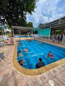 un grupo de personas en una piscina en Casa Gabriel Rivera, en Rivera