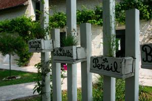una valla blanca con plantas en ella en Gîtes paisible, prés du zoo de beauval, "Au Havre de Paix", en Couffy