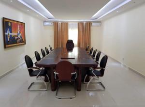una sala de conferencias con una gran mesa de madera y sillas en Decifer Sport Resort en Belas