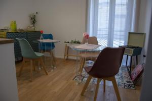 a room with tables and chairs and a kitchen with a window at DADANì in San Giovanni Gemini