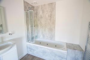 Koupelna v ubytování Poseidon Inn + 66 fotografií