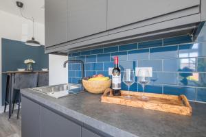 a kitchen counter with two wine glasses and a cutting board at Radcliffe Studios in Wolverton