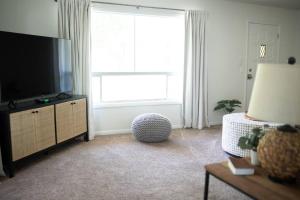 uma sala de estar com televisão e janela em Sunrise - 1322 Indian Point Road em Branson