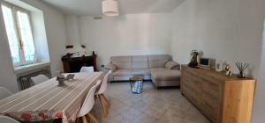 uma sala de estar com um sofá e uma mesa em CASA VACANZA DA ROSI em Carrara