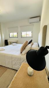 une chambre avec un grand lit avec une chaise noire dans l'établissement Bragado Siempre 247, à Bragado