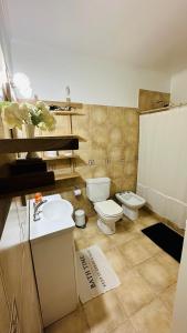 une salle de bain avec deux toilettes et un lavabo dans l'établissement Bragado Siempre 247, à Bragado 9 autres photos