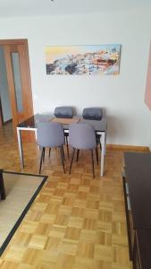 ein Esszimmer mit einem Tisch und 2 Stühlen in der Unterkunft Apartamento La Curtidora in Avilés