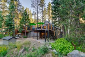 a house in the woods with green umbrellas at 5 Mi to Skiing! Family Getaway Near Donner Lake in Truckee