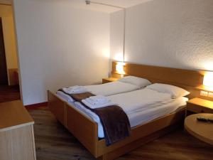 ein Schlafzimmer mit einem Bett mit zwei Handtüchern darauf in der Unterkunft Dependance Soran-H. San Lorenzo in San Lorenzo in Banale