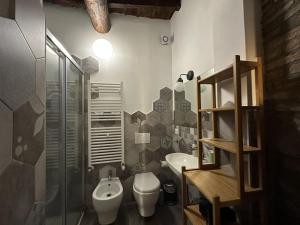 La salle de bains est pourvue de toilettes et d'un lavabo. dans l'établissement Al Cardinale, à Viterbe