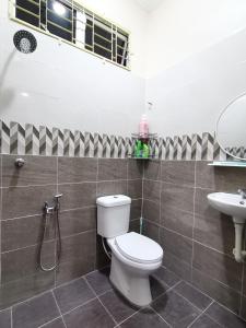 FIYA ViLA HOMESTAY في Ketereh: حمام مع مرحاض ومغسلة