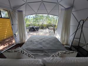 ラ・メサにあるGlamping romantico en Vista Hermosa disfruta de la naturaleza en un ambiente privado y acogedorのテント内のベッド2台が備わる部屋