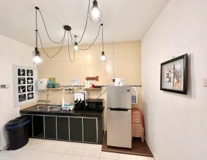 Η κουζίνα ή μικρή κουζίνα στο H&H 1 Guest House