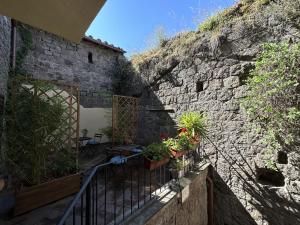 una pared de piedra con macetas en una escalera en Al Cardinale, en Viterbo