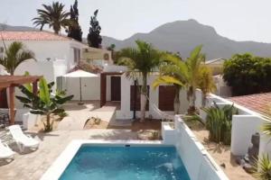 - Vistas a una casa con piscina en Gezellige villa met prachtig zicht en zwembad en Arona