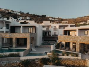 een luchtzicht op een villa met een zwembad bij Bard De Sol in Mykonos-stad