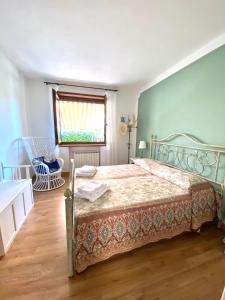 1 dormitorio con cama y ventana en CASA VACANZE CERNIZZA, en Duino