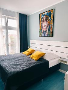 Schlafzimmer mit einem Bett mit Wandgemälde in der Unterkunft Boutique Hotel VIVA CREATIVO in Hannover