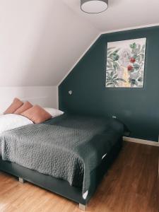 ハノーファーにあるBoutique Hotel VIVA CREATIVOのベッドルーム1室(ベッド1台付)が備わります。壁には絵画が飾られています。