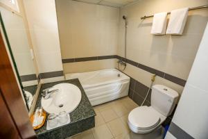 頭頓的住宿－CAROLINE SEA HOTEL，浴室配有盥洗盆、卫生间和浴缸。