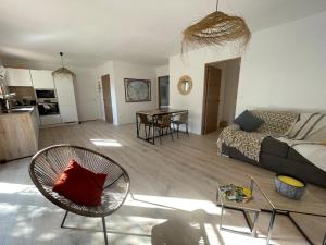 ein Wohnzimmer mit Sofa und Tisch in der Unterkunft Les jardins de Foata in Barbaggio