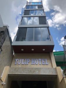 un panneau d'hôtel au sommet d'un bâtiment dans l'établissement Tulip Hotel, à Hô-Chi-Minh-Ville