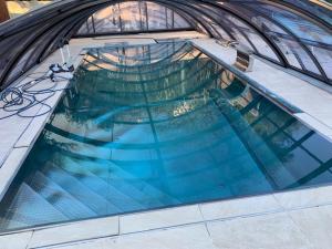 an overhead view of a swimming pool in a building at Ferienwohnung Kaiserpanorama in Krumpendorf am Wörthersee