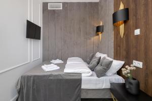 2-Bedroom DeLux Apartment with Private Sauna WWA24 في وارسو: غرفة نوم عليها سرير ووسادتين