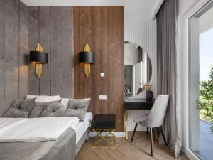 een slaapkamer met een bed, een tafel en een spiegel bij 2-Bedroom DeLux Apartment with Private Sauna WWA24 in Warschau