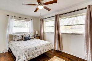 A bed or beds in a room at Pool and Screened-In Patio Tropical Florida Abode Még 19 kép