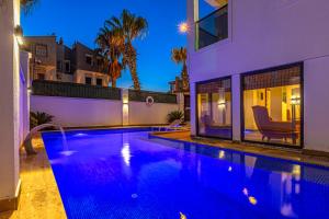 una piscina en el patio trasero de una casa en Private & Secluded Luxury Villa Casa Pura Vida, en Belek