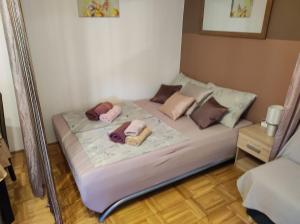 a reflection of a bed in a mirror at Studio apartman Vuković 4 zvjezdice in Bizovac