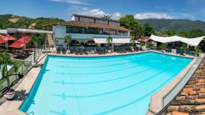 uma vista superior de uma piscina num hotel em Hotel San Juan Internacional em Bucaramanga