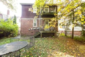Fotografie z fotogalerie ubytování Ferndale Apartment with Yard - Near the Detroit Zoo! v destinaci Ferndale
