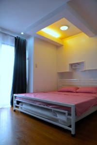 una camera da letto con un grande letto con lenzuola rosse e un soffitto di Maison Dos 3 bedroom, with 200mbps internet speed, netflix and aircon ad Antipolo