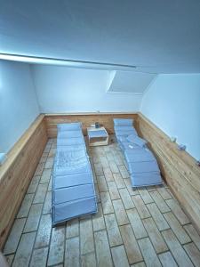 een kamer met drie blauwe bedden en een tafel bij B&B Monte Tavolino in Capodimonte