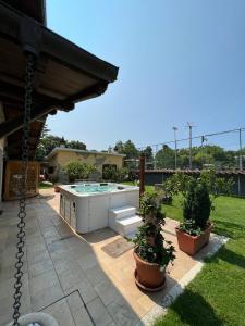Bazén v ubytování B&B Monte Tavolino nebo v jeho okolí