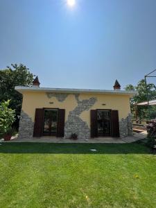 uma pequena casa de pedra com um jardim de relva em B&B Monte Tavolino em Capodimonte