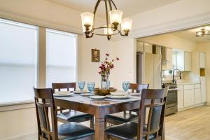 y cocina con mesa de comedor y sillas. en El Paso Vacation Rental 4 Mi to Downtown! en El Paso