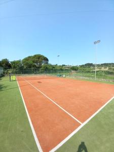 een persoon op een tennisbaan bij B&B Monte Tavolino in Capodimonte