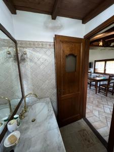 een badkamer met een wastafel en een aanrecht met een spiegel bij B&B Monte Tavolino in Capodimonte