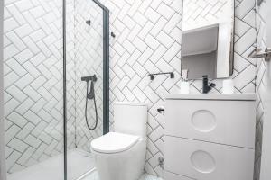 łazienka z toaletą i prysznicem w obiekcie Gran Apartamento 6 SUITES Bilbao Center w mieście Bilbao +14 zdjęć